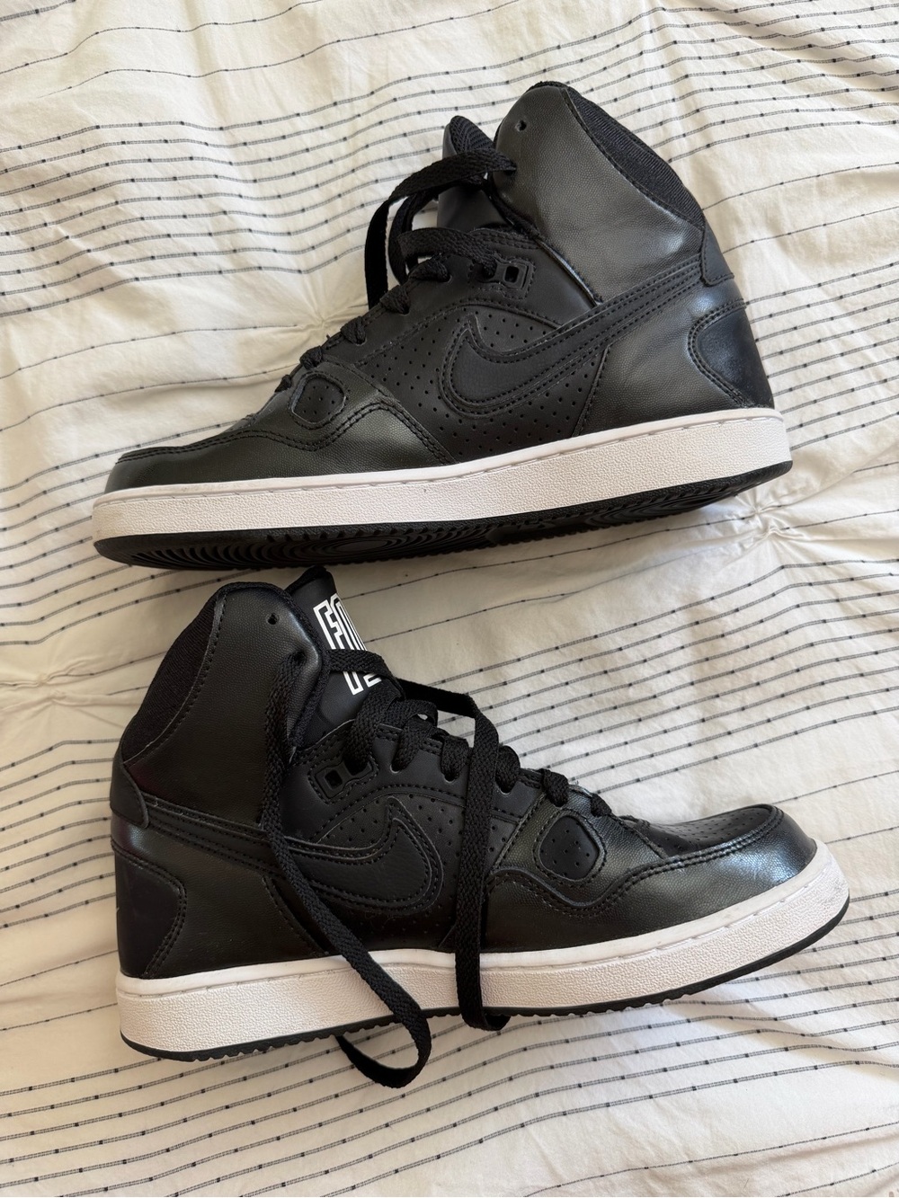 Black Classic High-Top Air Force 1-Court Style 7.5 women’s